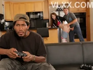 Con đĩ ngực to và vú to! Cái đầu to bằng ngực! Xoay eo và hông, lắc ngực, thủ dâm trên bồn cầu, âm hộ sạch sẽ và không có lông, cọ xát máy rung và rỉ ra chất lỏng màu trắng...