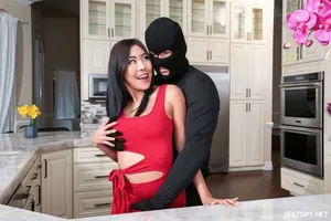 Trong chuyến đi giã ngoại gia đình, bồn chứa tinh của anh trai gạ phang tôi khi anh trai đã say mèm