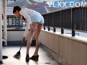 Đổi một bộ quần áo ngay tại lối vào phòng thử đồ của cửa hàng!